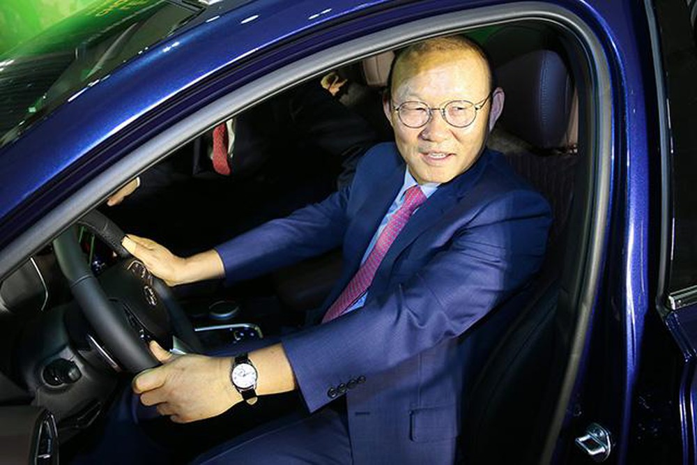 HLV Park Hang Seo nhận quà tặng xe Hyundai SantaFe trị giá hơn 1,2 tỷ đồng